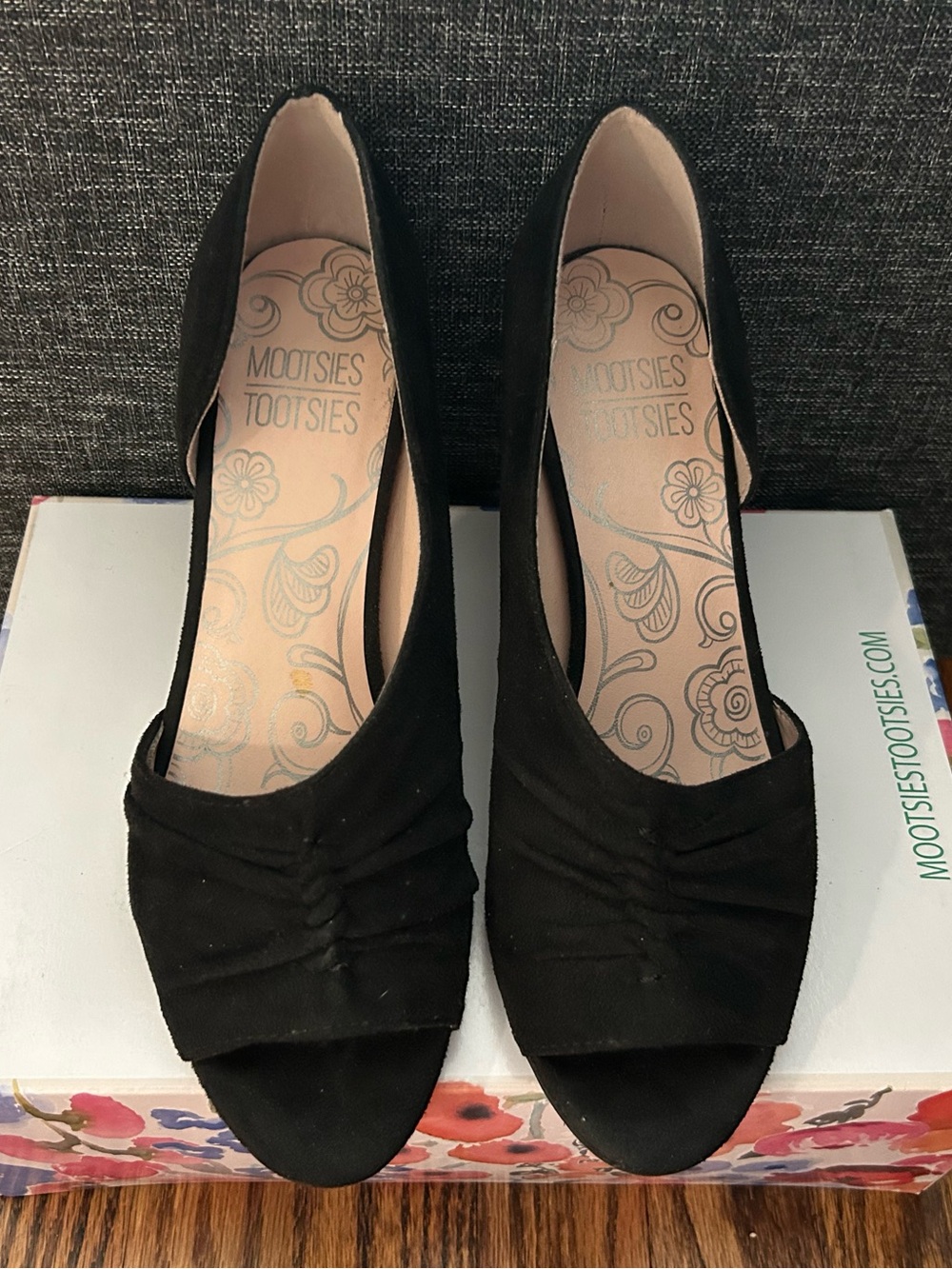 Mootsies Tootsies black faux suede peeptoe heels sz 7